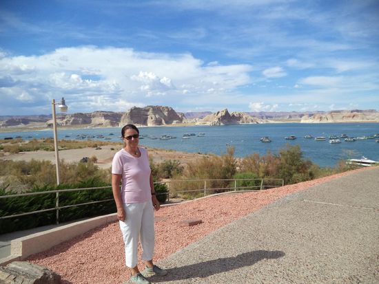 Von oben konnten wir auf die Wahweap Marina schauen. Bis dorthin sind wir noch gefahren.