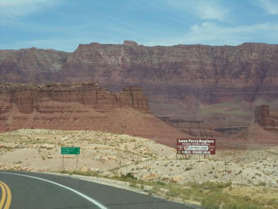 es geht weiter in die Canyons durch die Wüste - Dieses Landschaftsbild haben wir jetzt länger bevor wir auf die Hochebene hinaufkommen und die Canyons nach rechts und links zurückweichen.