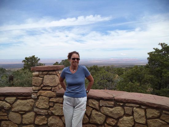 An einem Aussichtspunkt halten wir an und genießen den weiten Blick übers Land.