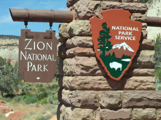 Dann geht's zügig weiter bis zum Zion National Park, auch hier ist unser Pass gültig, aber da wir höher als 3,40 m sind müssen wir für die Tunneldurchfahrt 15 $ bezahlen.