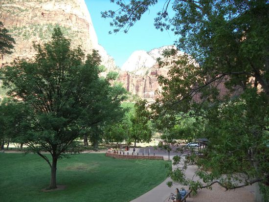 Blick in den Garten der Lodge