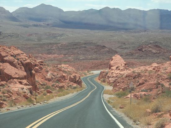 Damit ist unser Besuch im Zion abgeschossen und wir fahren in Richtung Las Vegas. Es geht weiter durch die Wüste und es ist ganz schön heiß. Wir fahren zum Valley of Fire State Park. Hier mussten wir 10 $ bezahlen und dann gings in den super heißen Park.