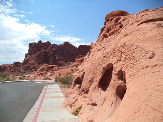 Auch hier gab es wieder viele rote Felsen aber auch Felsen die von hellen Farben wie Wellen durchzogen sind.