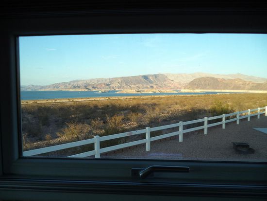 Aber es ist so heiß und auch der Wind ist sehr heiß, daß wir unseren schön klimatisierten Wagen nicht verlassen und den schönen Blick genießen.