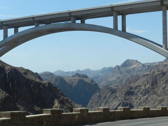über die Brücke geht die Autobahn, unten fließt der Corlorado