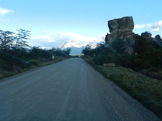 wir fahren auf den Torres del paine zu
