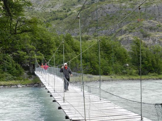 Achim schwankt über dei Brücke