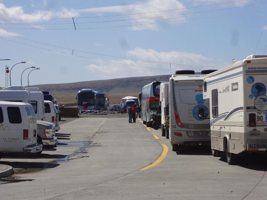 wir warten, daß der Schlagbaum hochgeht - an der chilenischen Grenze