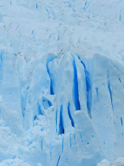 Aus den Gletscherspalten leuchtet es tiefblau heraus.