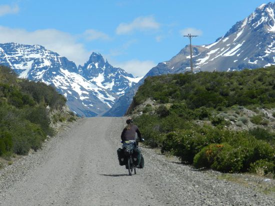 ein einsamer Fahrradfahrer kämpft sich durch
