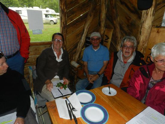 In einer kleinen Hütte findet heute Abend das Briefing statt und Rosa, so heißt die Hausfrau der Estancia, hat für uns gekocht, Kartoffeln mit Mangoldrouladen. Es schmeckte sehr gut.