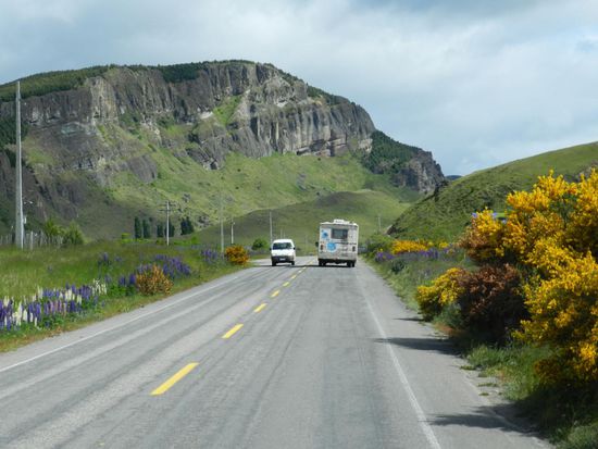 Die Strecke ist sehr schön zu fahren und wir fahren in den Frühling hinein. Ginster und Lupinen säumen die Straße, dazu scheint die Sonne.