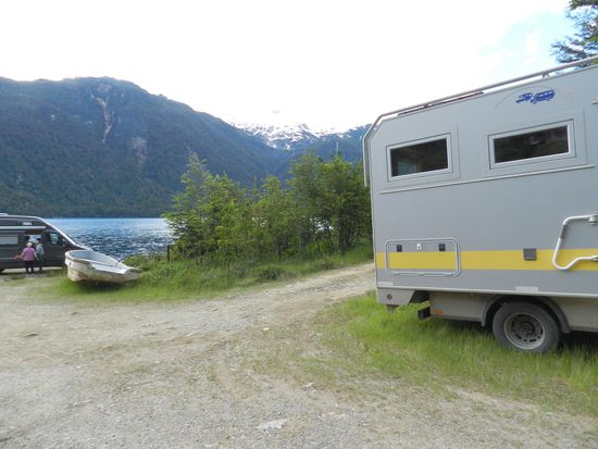 Dann sind wir am See an unserem Campingplatz und stellen uns mit Blick auf den See hin.