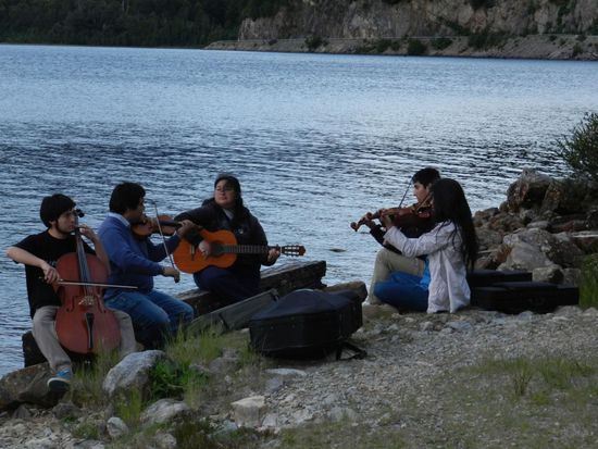 Am Abend gab es dann die kleine Nachtmusik. Ein paar Musiker ließen sich am Ufer nieder und spielten nur für uns.