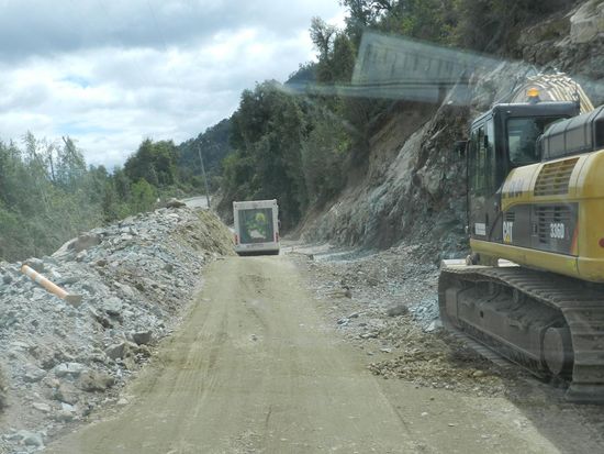 vor uns kämpft sich das Gartenhäuschen durch