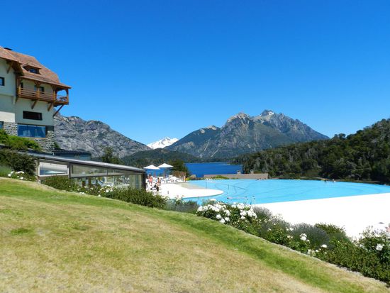 und der dazugehörige Pool hoch über dem See