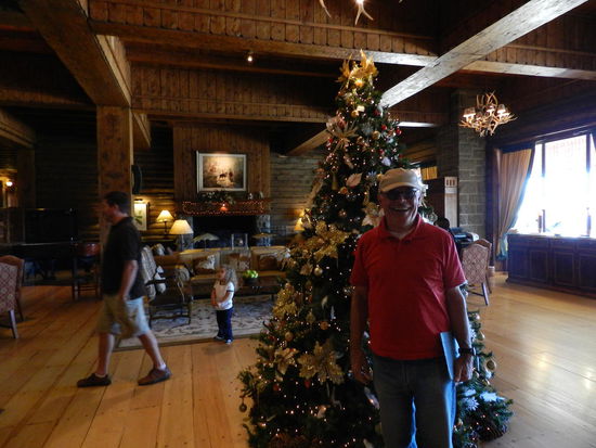 In der Lobby des Hotels steht ein geschmückter Weihnachtsbaum. Es ist schon ein komisches Gefühl bei diesem warmen Wetter an Weihnachten zu denken.