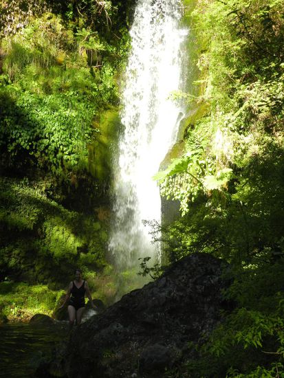 der kalte Wasserfall - Ganz Mutigen stellten sich sogar unter den Wasserfall, ich habe mich mit den Füßen im kalten Wasser begnügt.