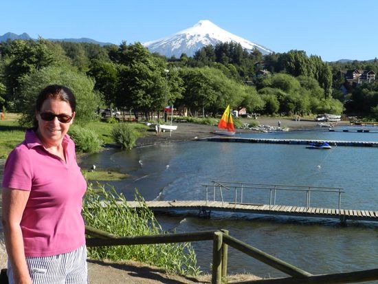 Blick über den See mit dem Vulkan Villarica