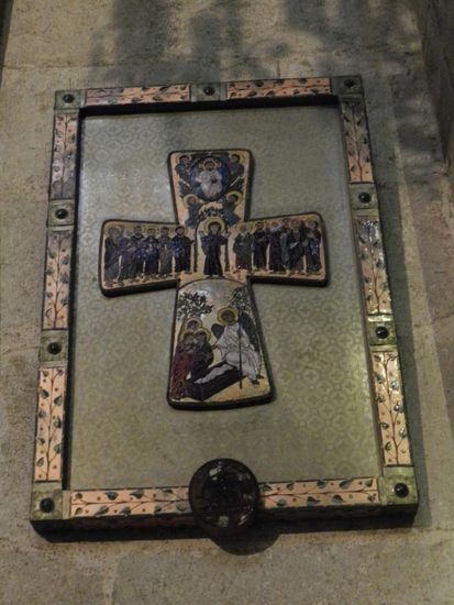 Wir haben uns eine Weile in der Kirche umgesehen und ein Emailekreuz an der Wand entdeckt, daß sehr schön war.