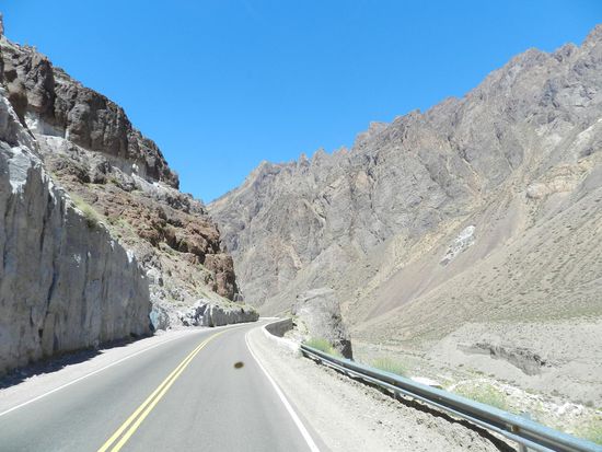 Im Endspurt ging es dann immer durch die Berge die 183 km nach Mendoza.