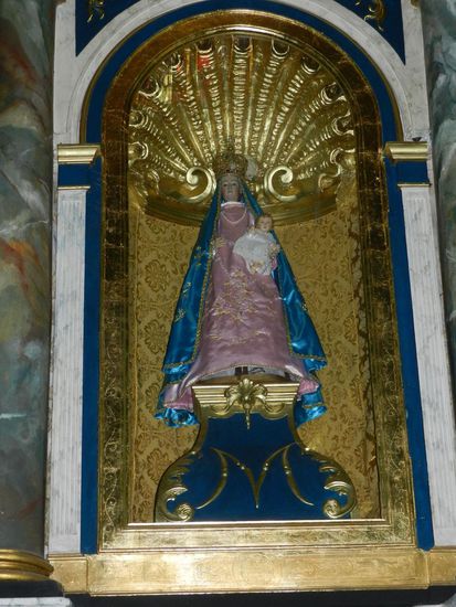 die Stadtpatronin - hoch oben im Altar mit dem Rücken zur Gemeinde