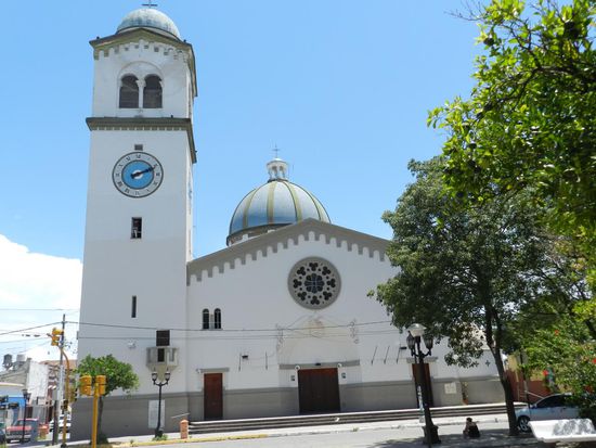 Nach der kleinen Ortschaft Monteros entdecken wir ein Kirche und halten kurz an.