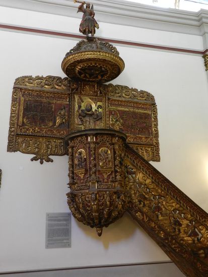 zum Vergleich die Kanzel der Kathedrale, die wesentlich aufwändiger geschnitzt wurde