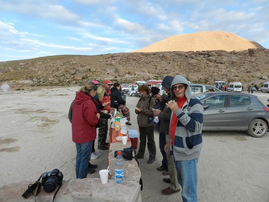 Dann gab es Frühstück. Es gab Brötchen mit Käse und Schinken, dazu Kaffee oder Tee.