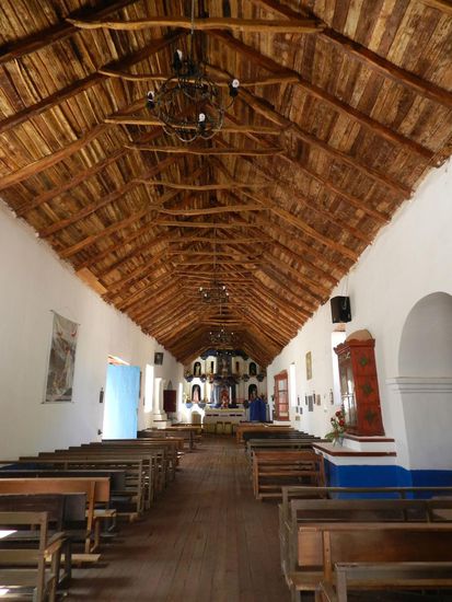 Das Kirchendach ist aus Kaktusholz gemacht, das nicht mit Nägeln sondern mit Lederriemen zusammengehalten wird.