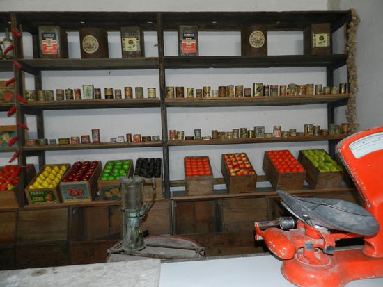 Es gab noch den großen Laden zu sehen, in dem noch die alten Konservendosen standen.