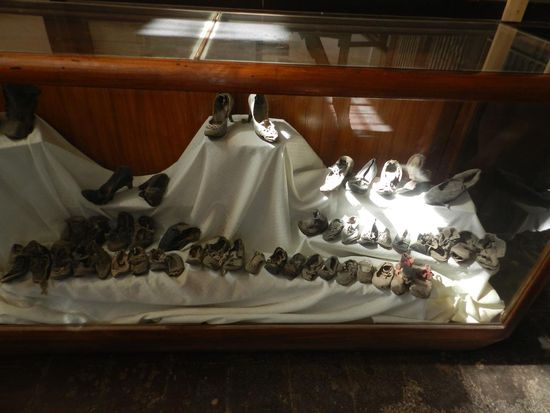 In einer Vitrine standen viele alte Schuhe, vom Wüstensand konserviert