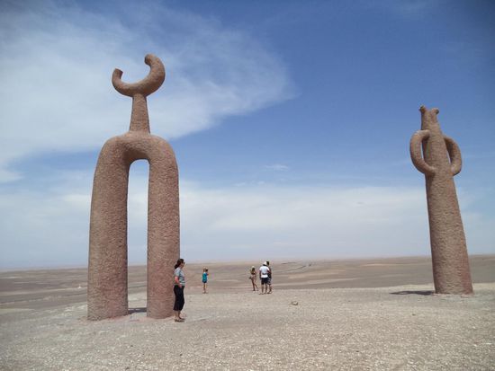 Dann tauchten aus dem Nichts Skulpturen auf, die hier im Sand standen. Diese Kunstwerke stammen von Juan Diaz Fleming. Sie wurden 1996 geschaffen und sind mit "Presencias Tutelares" betitelt.