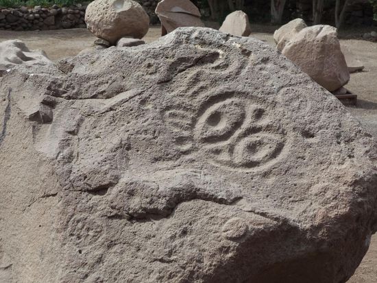 ein Stein mit Glyphen