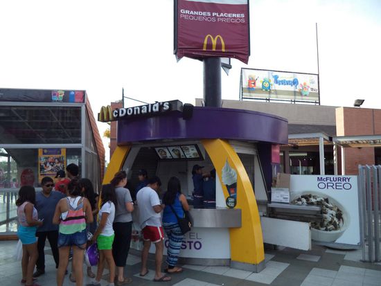 Dann gabs in Arica auch was Schönes und wir haben dort gegessen. Ein Eis war auch noch drin, wofür wir aber Schlange stehen mußten.