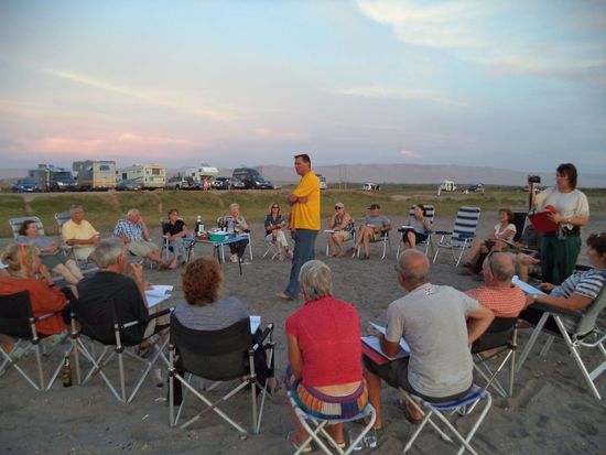 Uwe hat dann das Briefing am Strand abgehalten. Mit den letzten Strahlen der Sonne erzählt er uns, wie es weitergeht.