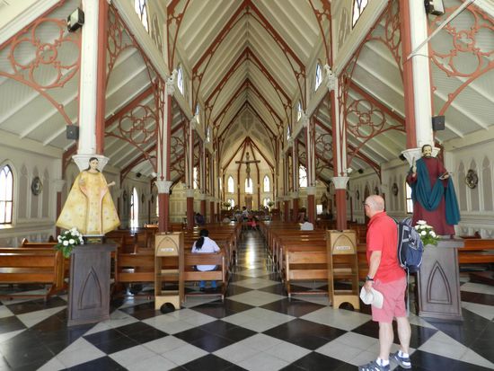 Wir fahren dann wieder herunter in die Stadt und schauen uns noch die Kathedrale von innen an, denn gestern war sie geschlossen. Im Innern erkennt man die Handschrift von Eiffel an den verspielten Eisendekorationen.