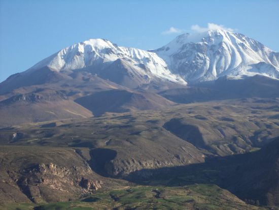 Es geht immer weiter mit dem Blick auf die Zwillingsvulkane Pomerape und Parinacota, die beiden mit Schnee bedeckt sind.  Das ganze Bergpanorama, das uns begleitet ist gigantisch.