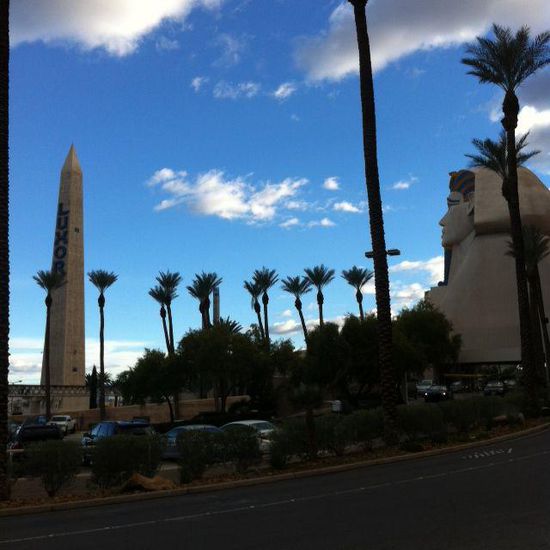 am Hotel Luxor