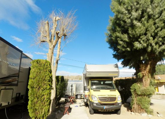 Shady Line RV Camp
Aber am Nachmittag ziehen schwarze Wolken auf und es regnet, mitten in der Wüste.