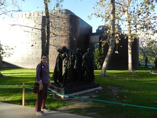 Vor dem Eingang  des Museums gab es eine Kopie der Bürger von Calais.