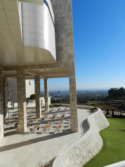 auf der anderen Seite schaut man aufs Meer (ganz weit hinten)