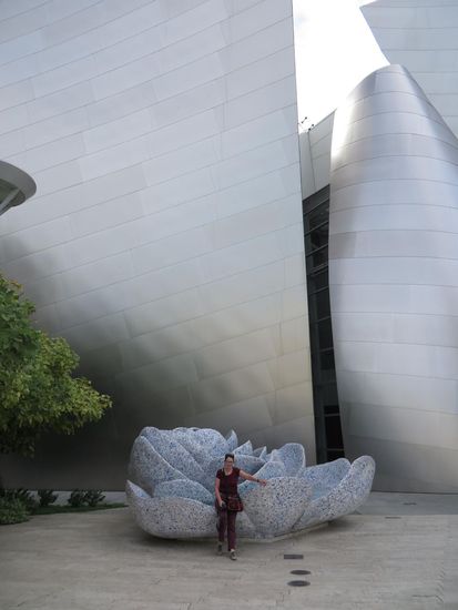Wir sind einmal um das ganze Gelände herumgegangen. Es gab einen Park mit Wasserbrunnen, vielen blühenden Bäumen und Pflanzen.