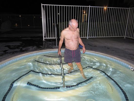 Als es dann dunkel war sind wir in den Whirlpool der Platzes gegangen und haben uns in dem warmen Wasser von den Düsen den Rücken massieren lassen.