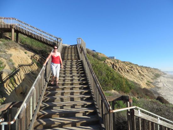 Wir gehen die Treppe hinunter zum Strand und laufen etwas.