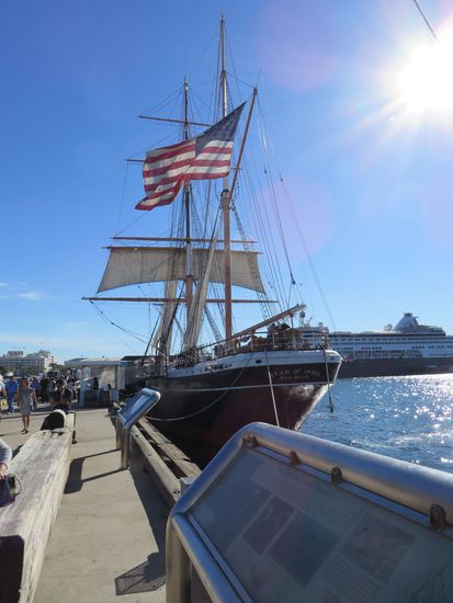 vorne der alte Segler, dahinter die Statendam