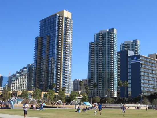 Große Apartmenthäuser liegen direkt am Hafen mit Blick auf das bunte Treiben.
