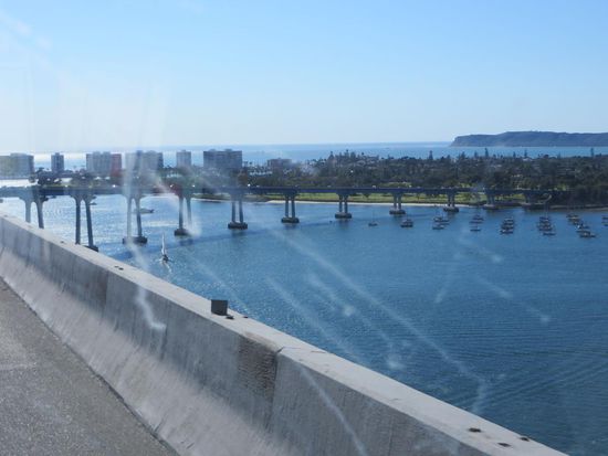 Wir müssen mal unsere Frontscheibe säubern, aber das ist das einzige Foto  von der Brücke.