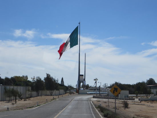 Nach ca. 190 km erreichen wir die Grenze zwischen Nord- und Süd-Baja. Hier weht eine übergroße Fahne Mexikos.
