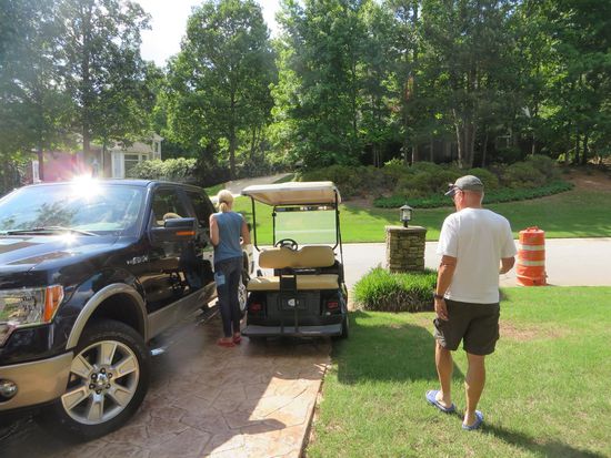 jetzt geht eine Fahrt mit dem Golfcar los